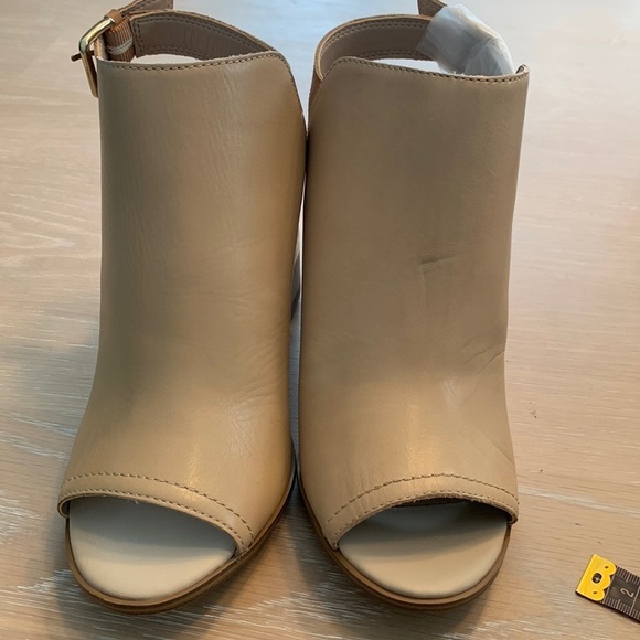 Aldo Cartiers Stacked Heel with heel strap New w Box, 1 small crease left shoe - Picture 1 of 9